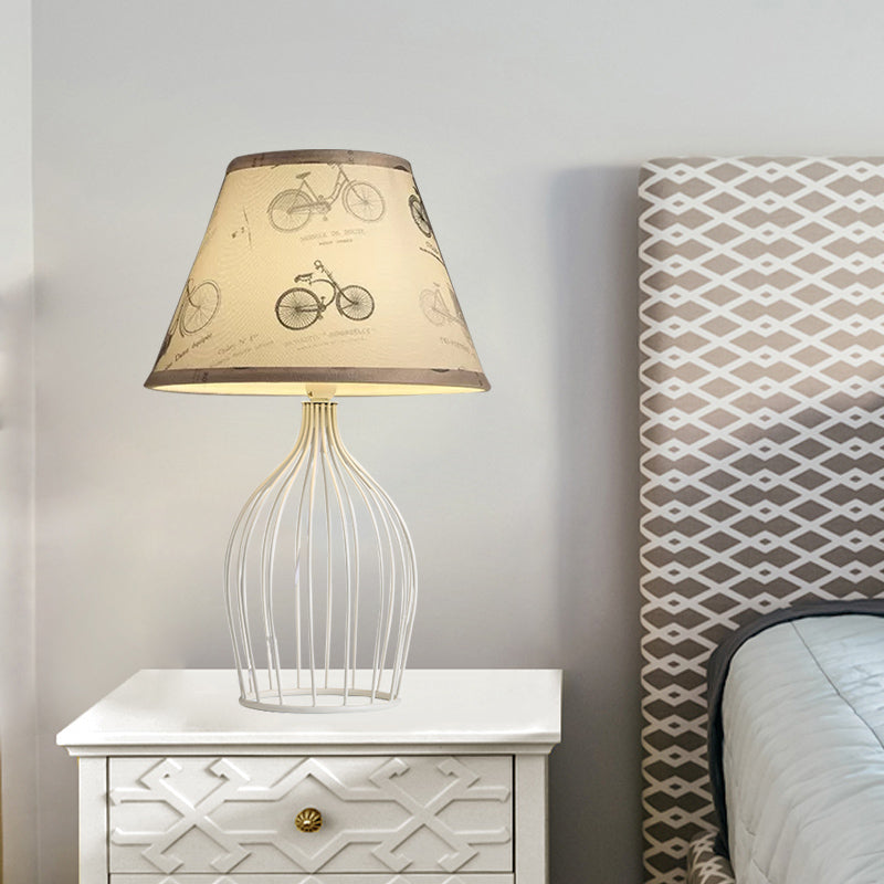 Lampada da tavolo chic in metallo con paralume conico