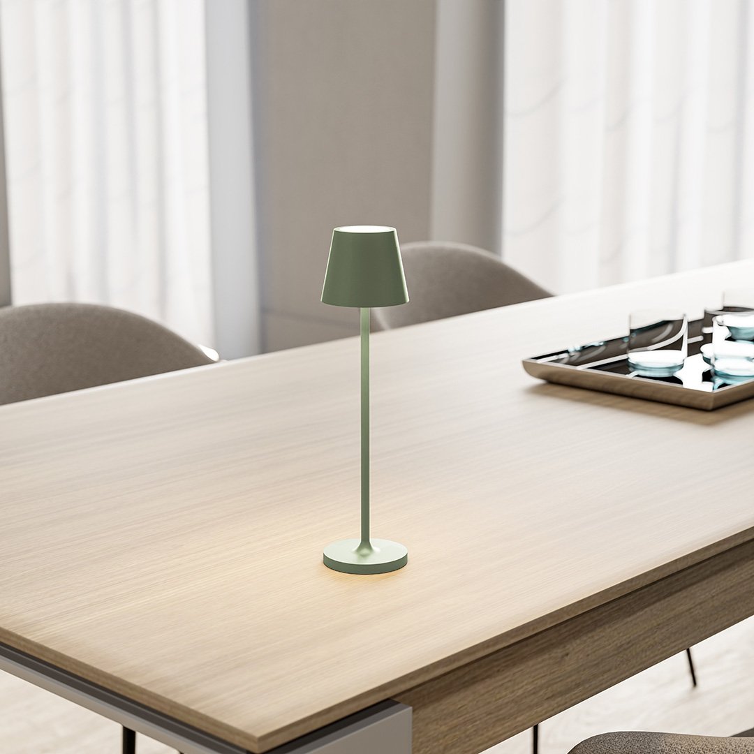 Lampada LED compatta con schermo touch e lunga durata