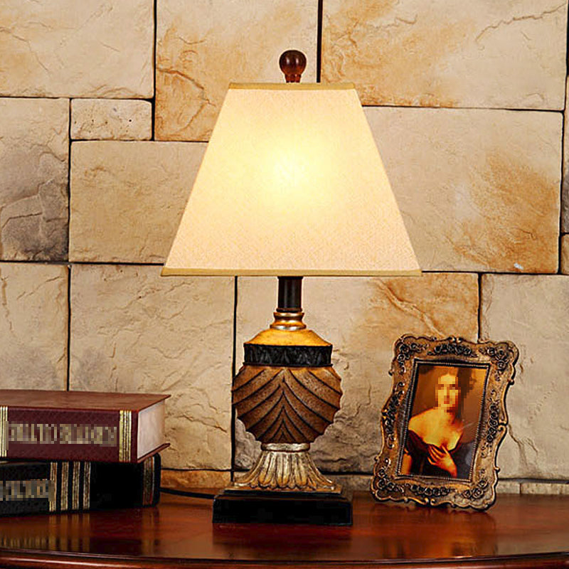 Lampe de table élégante à base en forme d'U en marron