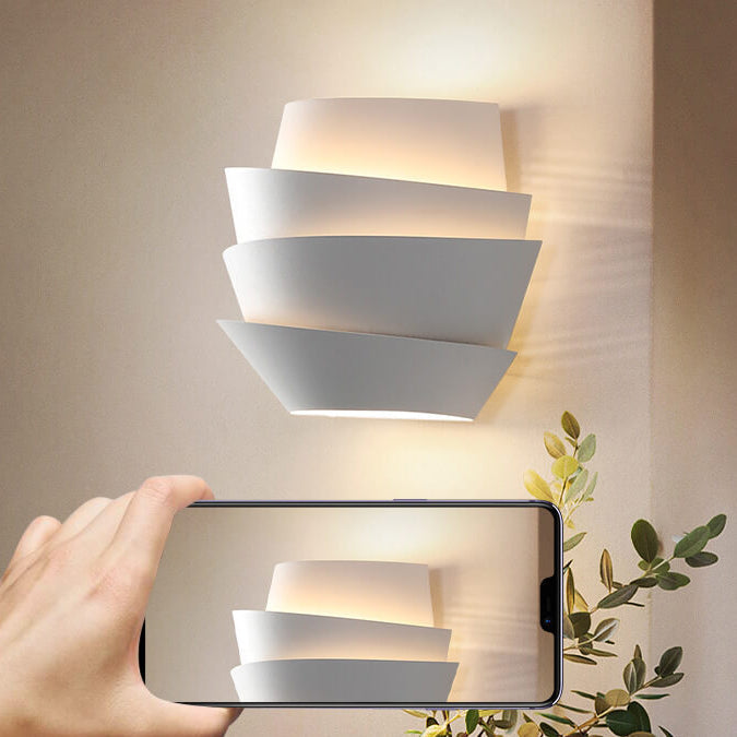 Lampada da parete design nordico con doppia illuminazione in metallo