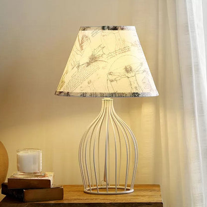 Lampada da tavolo chic in metallo con paralume conico