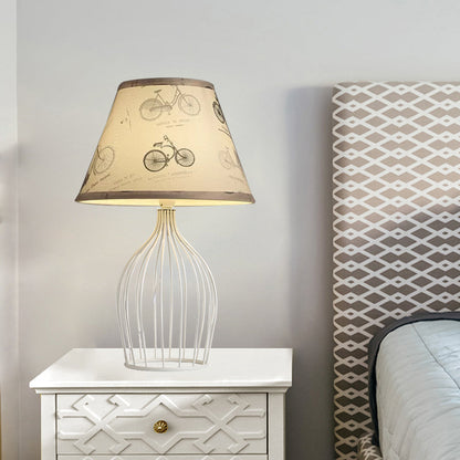 Lampada da tavolo chic in metallo con paralume conico