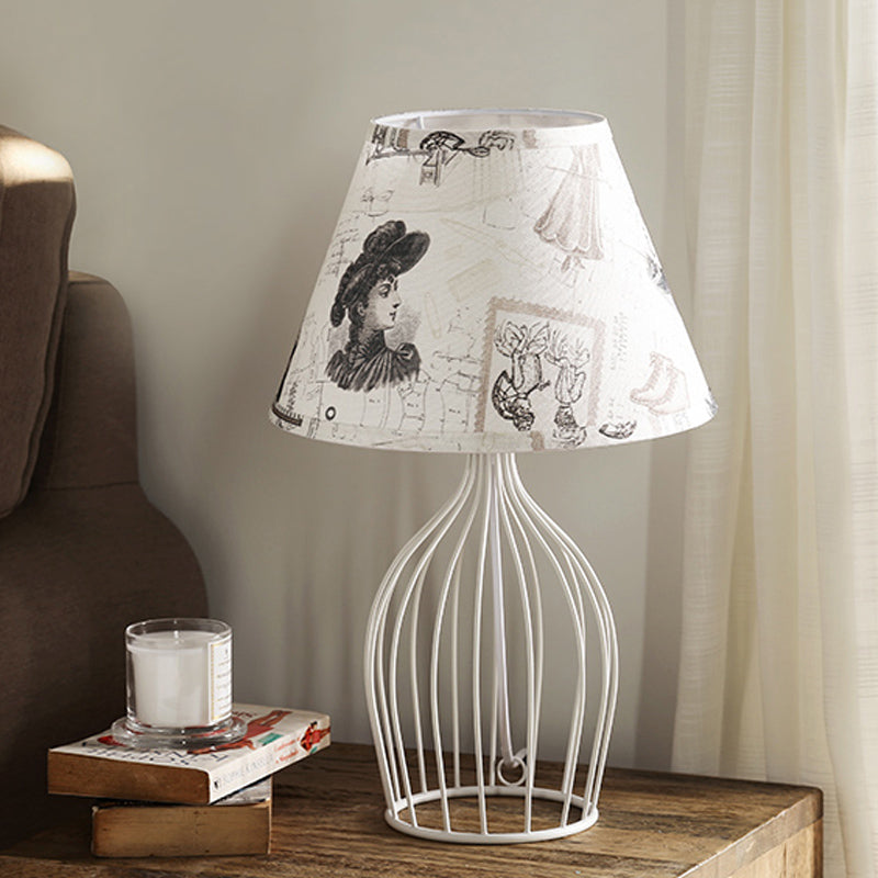 Lampada da tavolo chic in metallo con paralume conico