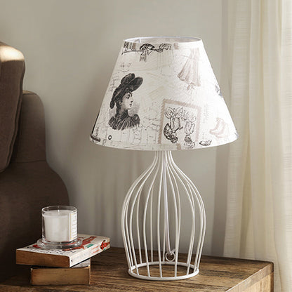 Lampada da tavolo chic in metallo con paralume conico