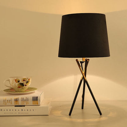 Lampada da tavolo elegante con paralume in tessuto