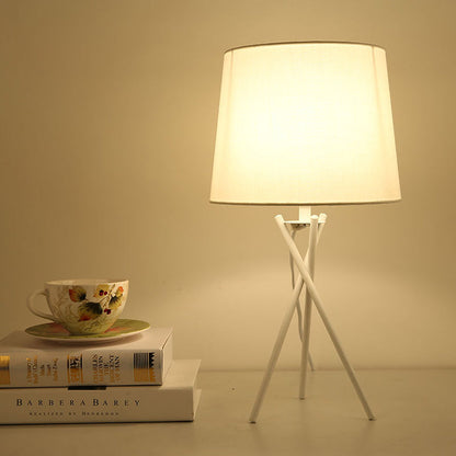 Lampada da tavolo elegante con paralume in tessuto