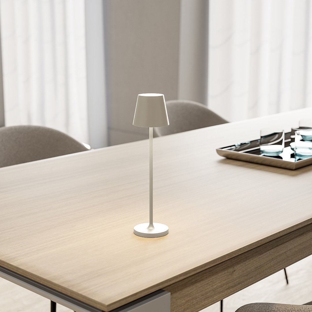 Lampada LED compatta con schermo touch e lunga durata